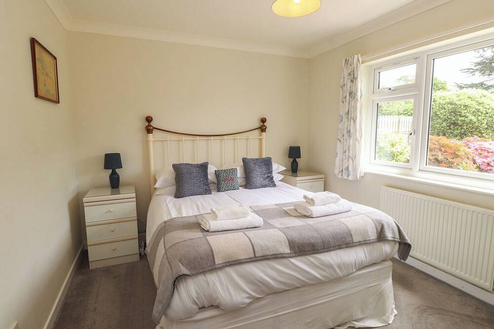 Bro Mebyd, pet friendly, country holiday cottage in Criccieth in Criccieth, Gwynedd