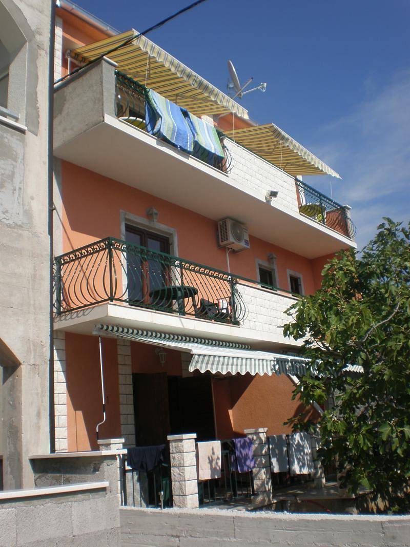 Entire holiday apartment, Holiday house for 22 people, right by the sea in Trogir, Split-Dalmatia