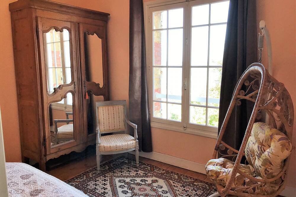 Roses,Haus der Jahrhundertwende 100 Meter vom Meer entfernt in Pourville-sur-Mer, Hautot-sur-Mer