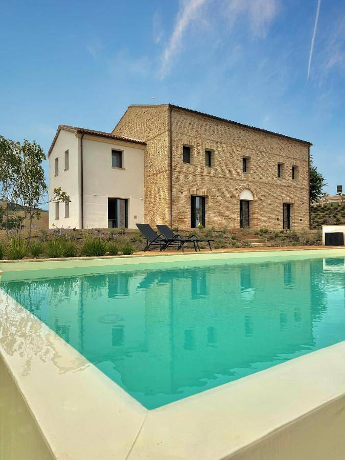 Casa vacanza per 16 persone, con piscina e panorama nonché giardino in Filottrano