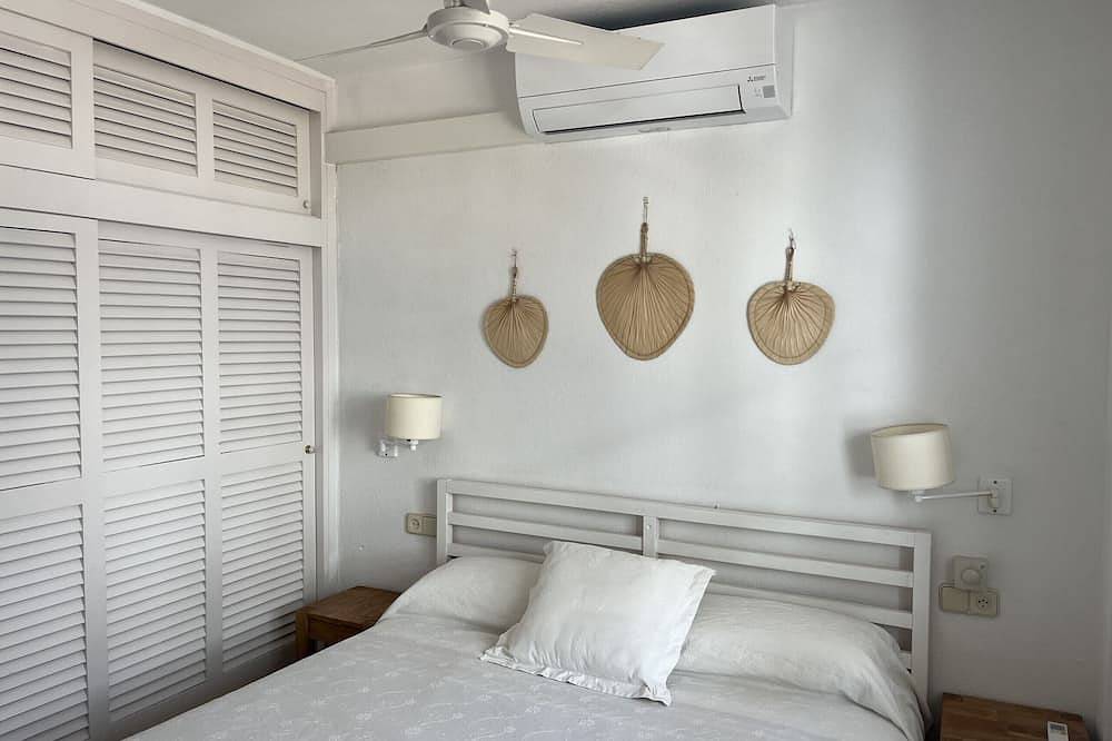 Entire apartment, Views. Bathing area in the sea. Pool in Fornells, Es Mercadal