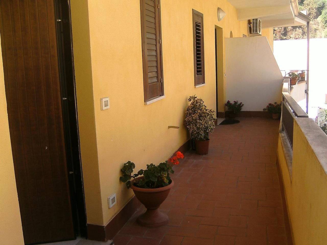 Appartement entier, Mit Terrasse in Letojanni, Province de Messina