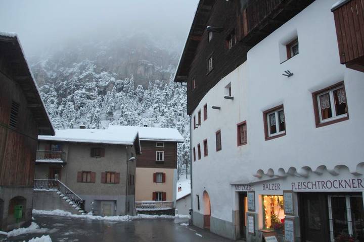 Ferienhaus für 11 Personen, mit Terrasse und Garten sowie Ausblick in Schmitten (GR)