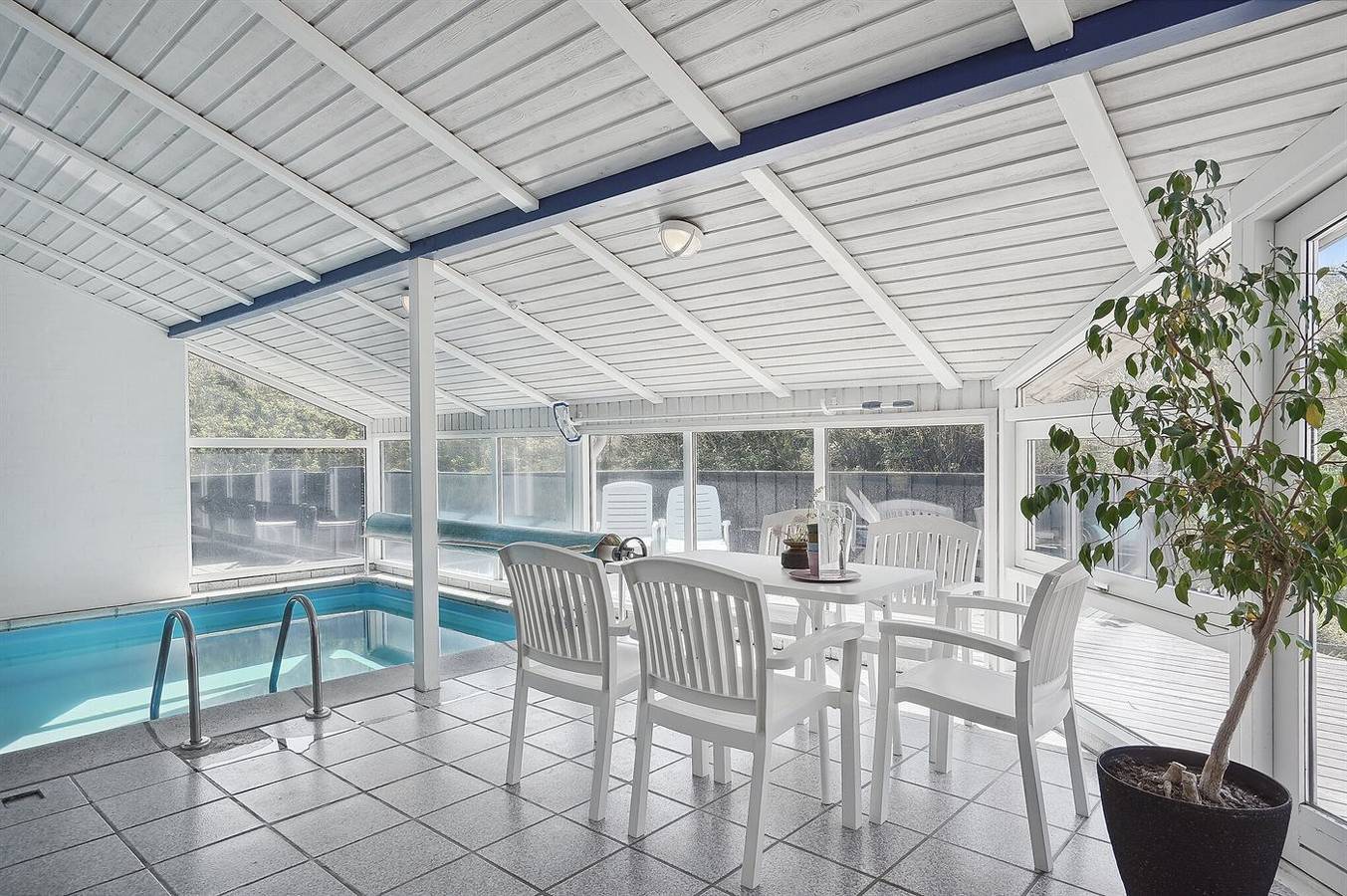 Stunning home in Saltum w/ 4 Bedrooms, Indoor swimming pool and Wifi in Blokhus, Jammerbugt