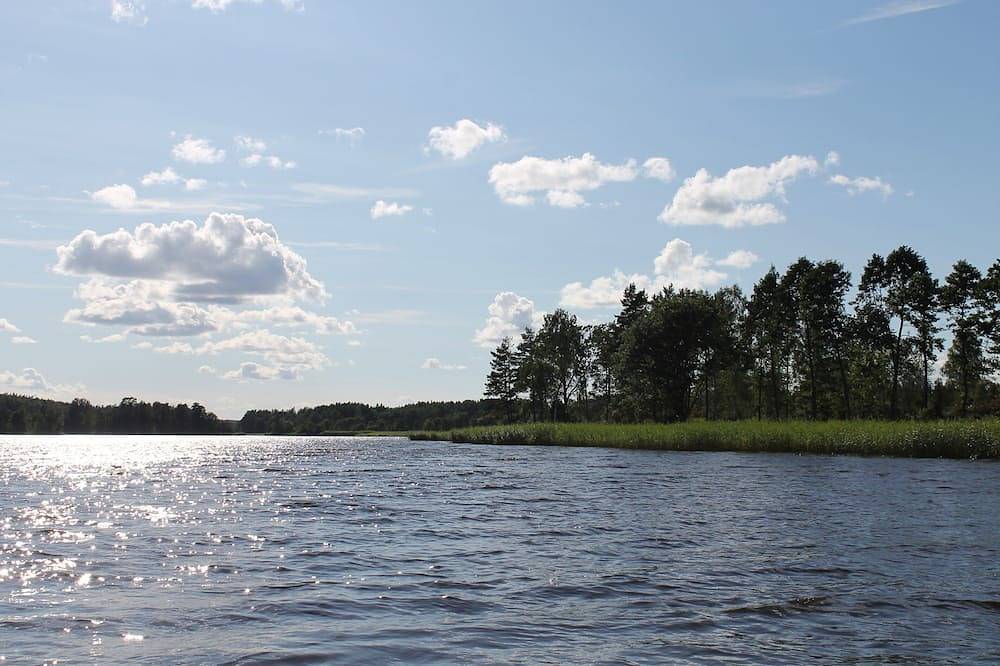 Gedroomde ligging met uitzicht op het meer in Södermanland