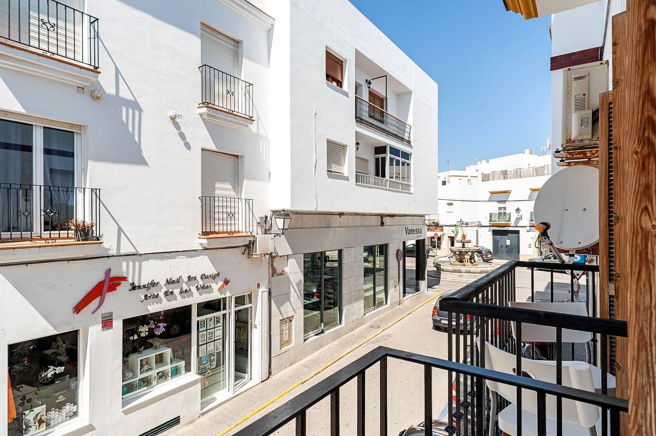 Apartamento entero, Apartamento céntrico cerca de la playa con fibra óptica y terraza; se admiten mascotas in Conil de la Frontera, Costa de la Luz