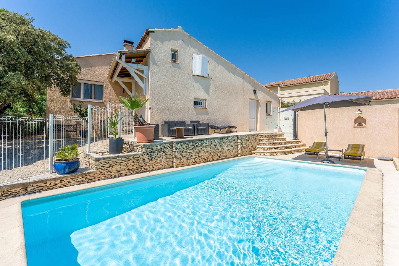 Villa 'L'Angloise' with Private Pool, Wi-Fi and Air Conditioning in Les Angles (Gard), Νιμ