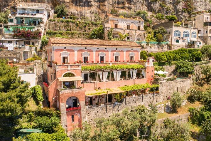 Villa for 16 people, with pool and garden as well as ocean view in Positano