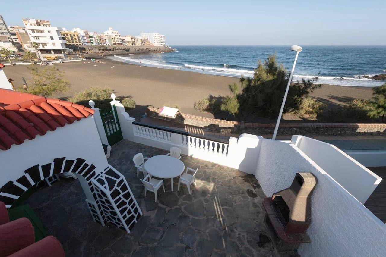 First Line of The Beach La Garita in Playa de la Garita, Telde