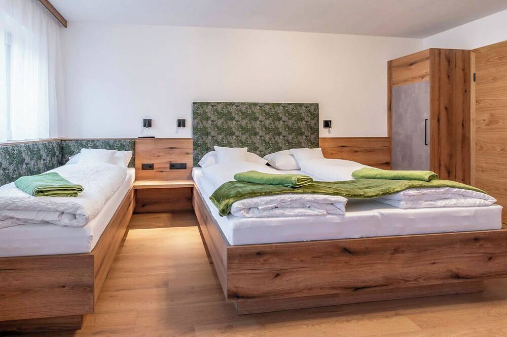 Entire apartment, Lovely apartment for 10 people with Wifi, Tv and balcony in Zell am Ziller, Ziller valley alps