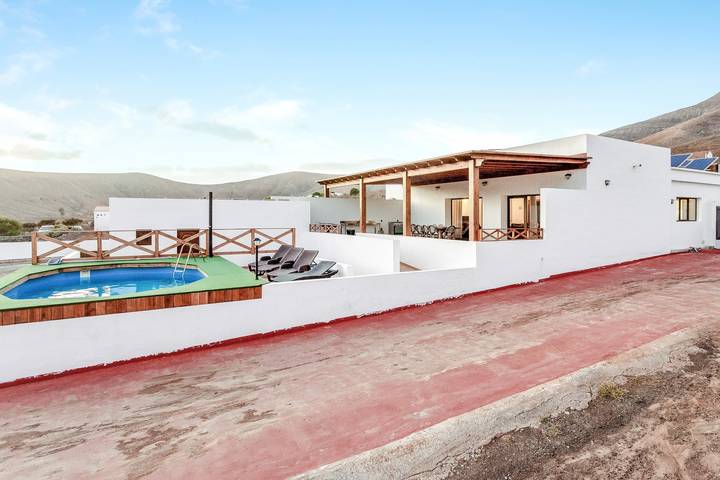 Amplia villa "Casa el Aceitunal" con vistas a la montaña, jardín, terraza y piscina in Tetir, Puerto del Rosario