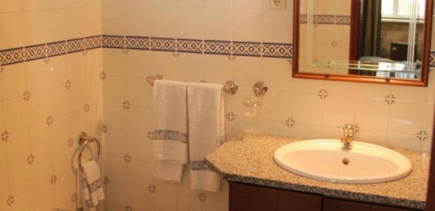 Camera Familiare - Casa do Mogadouro con Vista Montagna, Piscina in Comune e Wi-Fi in Beira Interior Norte, Mesquitela