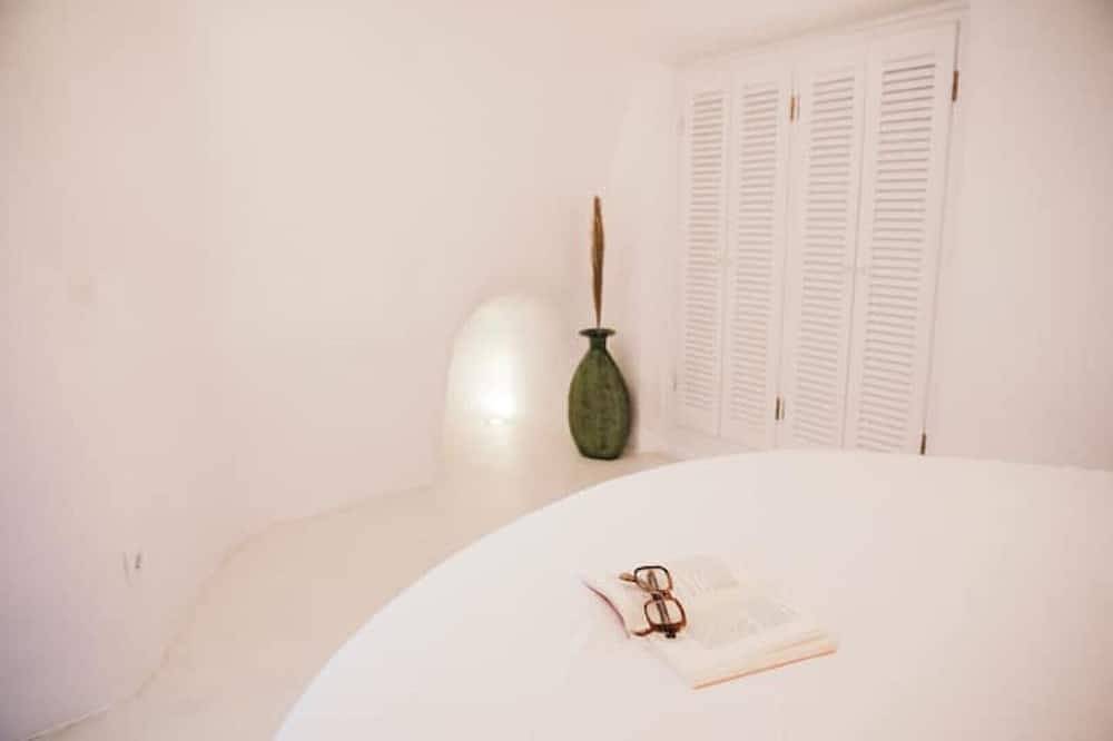 Nykteri Cave | A Terre Cave Villas in Finikia, Santorin