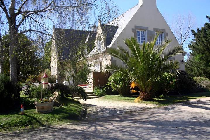 Cottage pour 2 personnes, avec jardin, animaux acceptés à Plounévez-Lochrist
