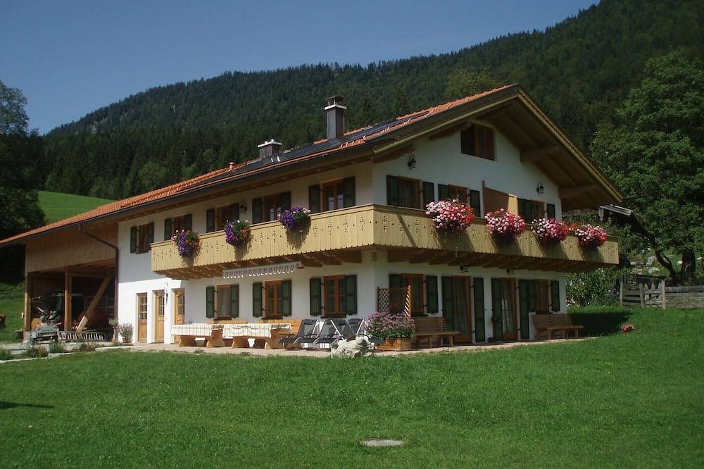 Ganze Wohnung, Neu erbaute konfortable Ferienwohnung mit Wellnessbereich in Jachenau, Walchensee