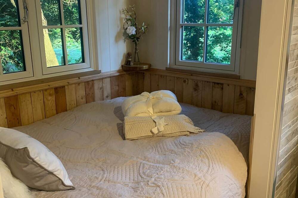 Luxury Shepherd's Hut with Hot Tub in Leigh, Grand Manchester