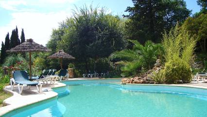 Gîte pour 4 personnes, avec terrasse et jardin ainsi que vue sur le lac et piscine dans le Var