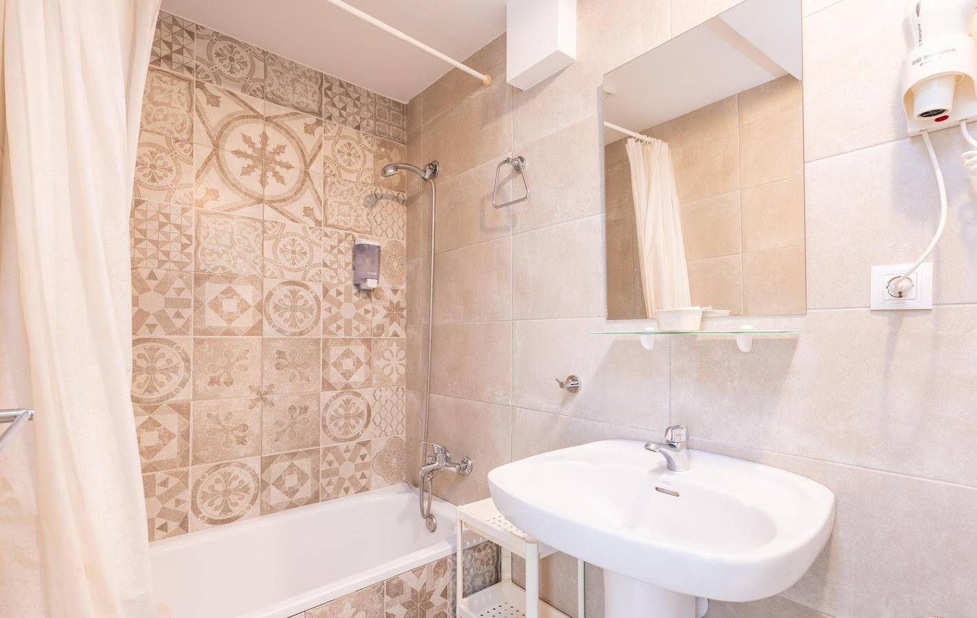 Hotel Antares Hab. Estandard - Gemütliches Hotel im Zentrum von Cala d'Or. Wifi gratis in Cala d'Or, Santanyí