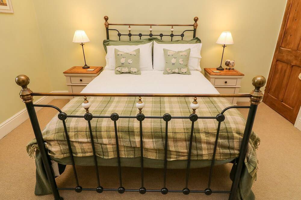 Nutkin Cottage, pet friendly, with open fire in Bowness-On-Windermere in Bowness-on-Windermere, Lake District