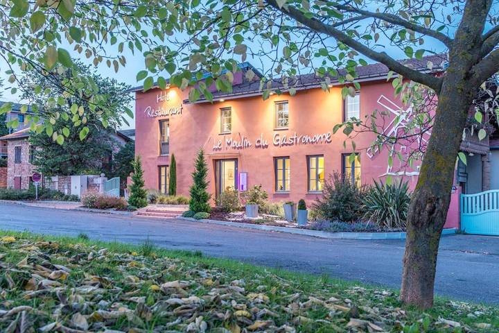 Hôtel pour 2 personnes, avec Terrasse ainsi que Jardin et Piscine à Charnay-lès-Mâcon