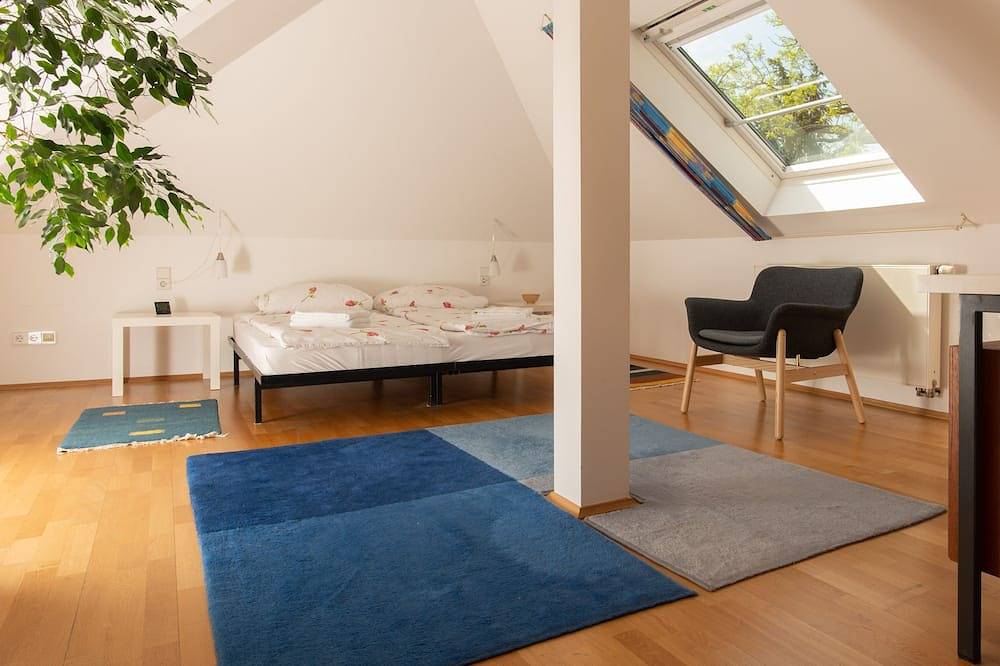 Ganze Wohnung, Großzügige Ferienwohnung am Elbhang - direkt am Blauen Wunder in Loschwitz, Dresden