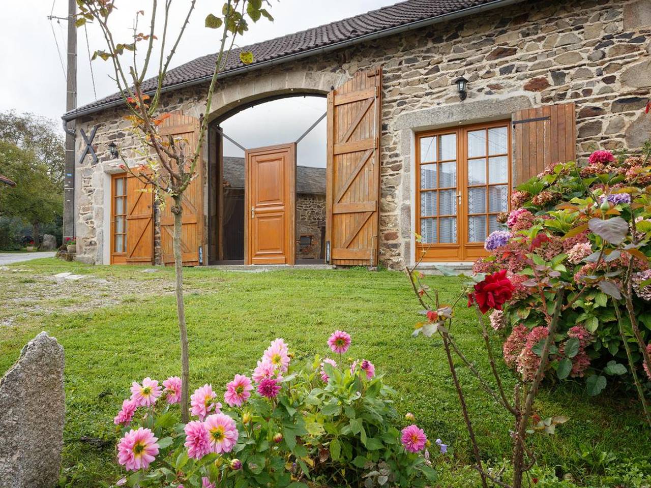 Gîte montagnard avec 3 chambres, jardin clos, terrasse couverte, animaux acceptés, proche Vichy. in Ferrières-sur-Sichon, Région de Vichy