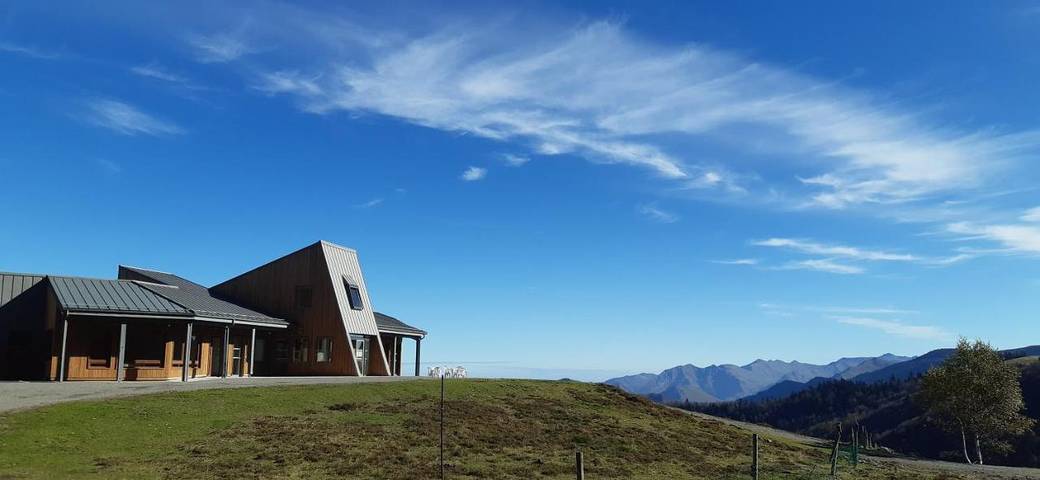 Hôtel pour 5 personnes, avec jardin ainsi que terrasse et vue à Lanne-en-Barétous
