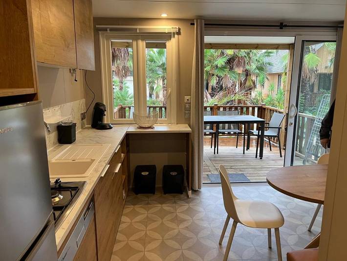 Camping pour 4 personnes, avec Jacuzzi et Terrasse ainsi que Jardin et Piscine à Grimaud - 3