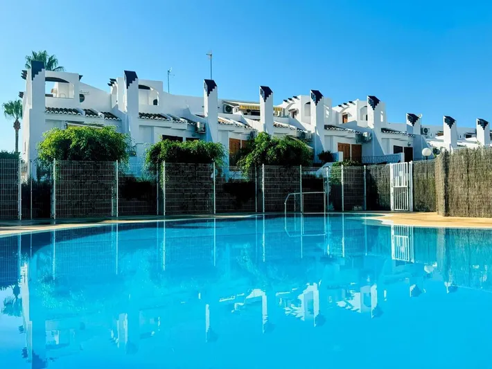 Casa de vacaciones para 8 personas, con vistas además de piscina y jardín - 1
