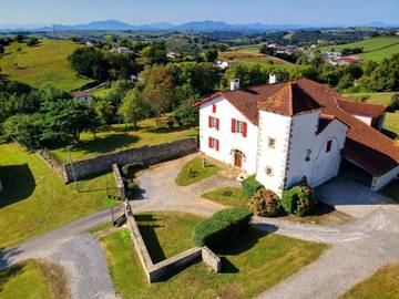 Gîte pour 11 personnes, avec terrasse à Bardos