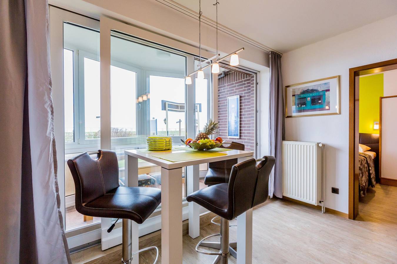Ganze Wohnung, Residenz Meeresbrandung 11 mit verglastem Balkon und Meerblick , Einbauküche ,2 x Tv,Schwimmbad, Sauna , reservierter Stellplatz, Wlan ! in Duhnen, Cuxhaven