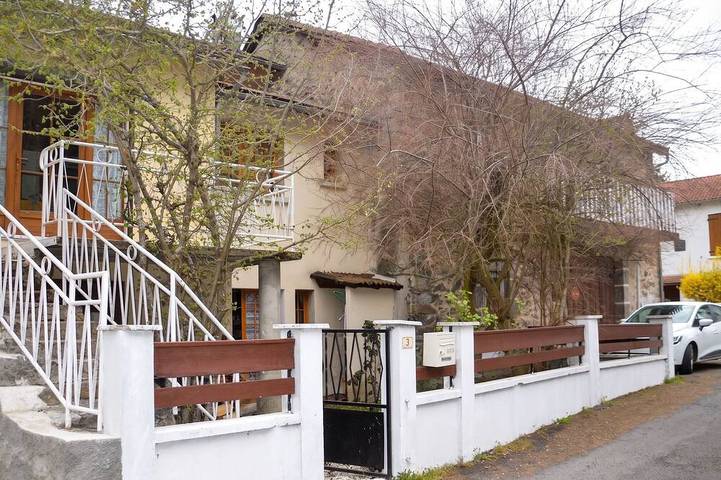 Location de vacances pour 5 personnes, avec balcon et jardin dans Ferrières-Saint-Mary