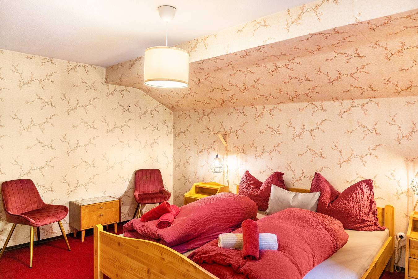 Zimmer '14' mit Bergblick, privater Terrasse und Wlan in Hainzenberg, Zillertaler Alpen