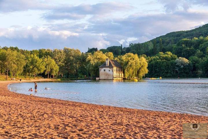 Parc de vacances pour 4 personnes, avec jardin et piscine à Lissac-sur-Couze - 2