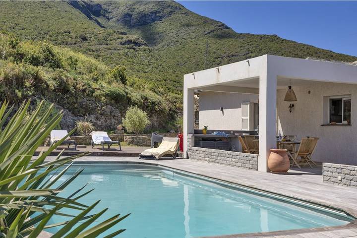 Location de vacances pour 10 personnes, avec Terrasse ainsi que Jardin et Piscine à Sisco