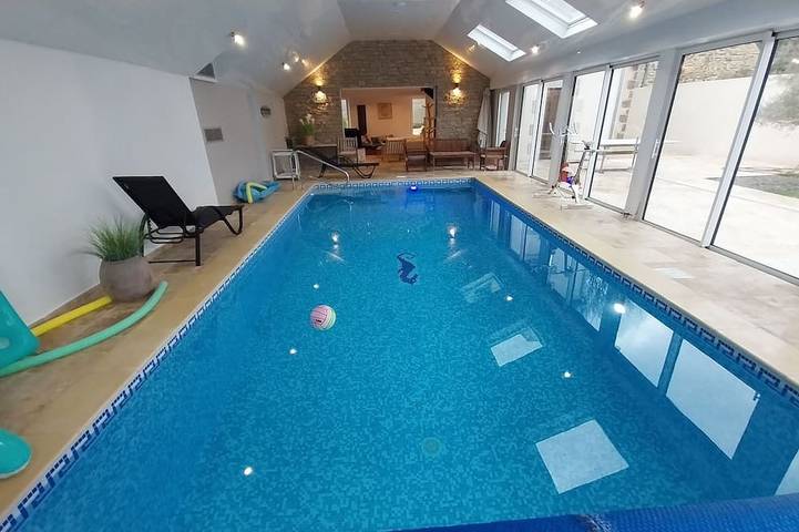 Gîte pour 10 personnes, avec jacuzzi ainsi que jardin et terrasse à Plouzévédé