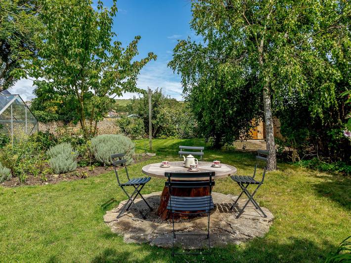 Cottage for 11 people, with garden, with pets in Burton Bradstock