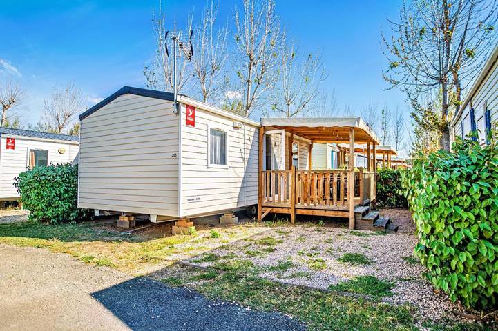 Hôtel pour 5 personnes, avec piscine et bassin pour enfant ainsi que jardin et terrasse