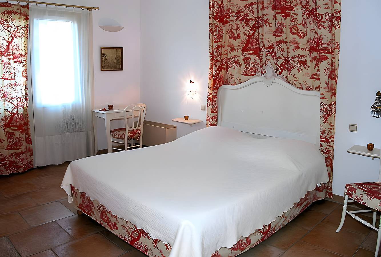 Bed & Breakfast „Le Mas Du Loup – Chambre Italienne“ mit Bergblick, Gemeinschaftsterrasse und Wlan in Moustiers-Sainte-Marie, Regionaler Naturpark Verdon