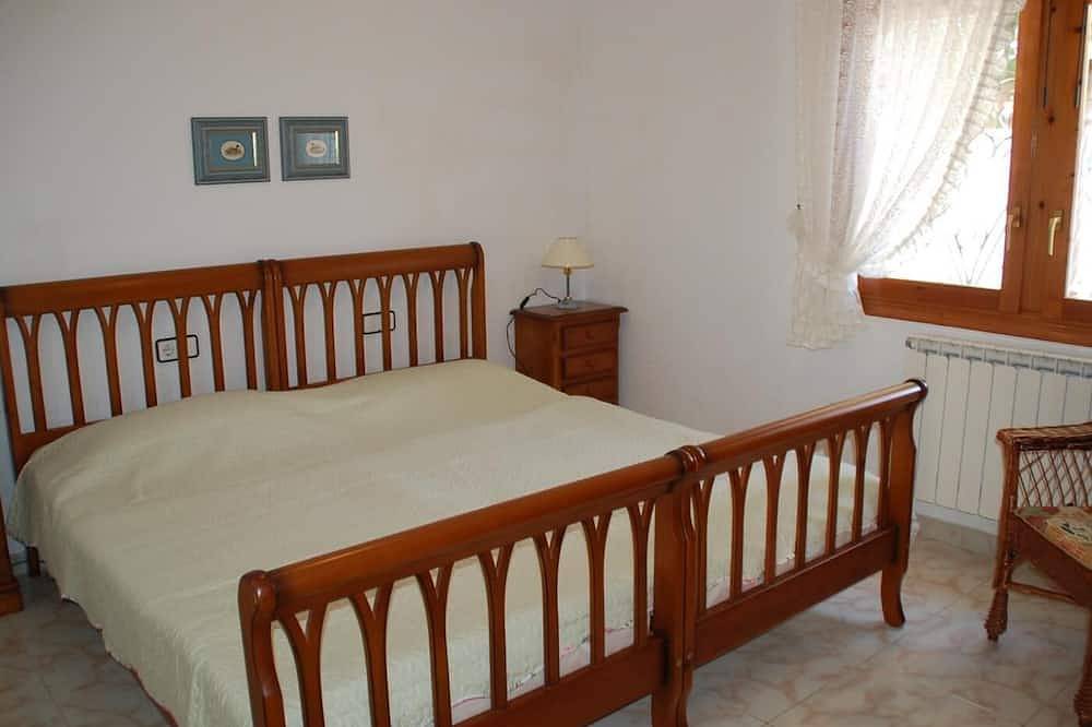 Detached house with private pool in the center of Miami Platja! in Mont-roig del Camp, Costa Dorada