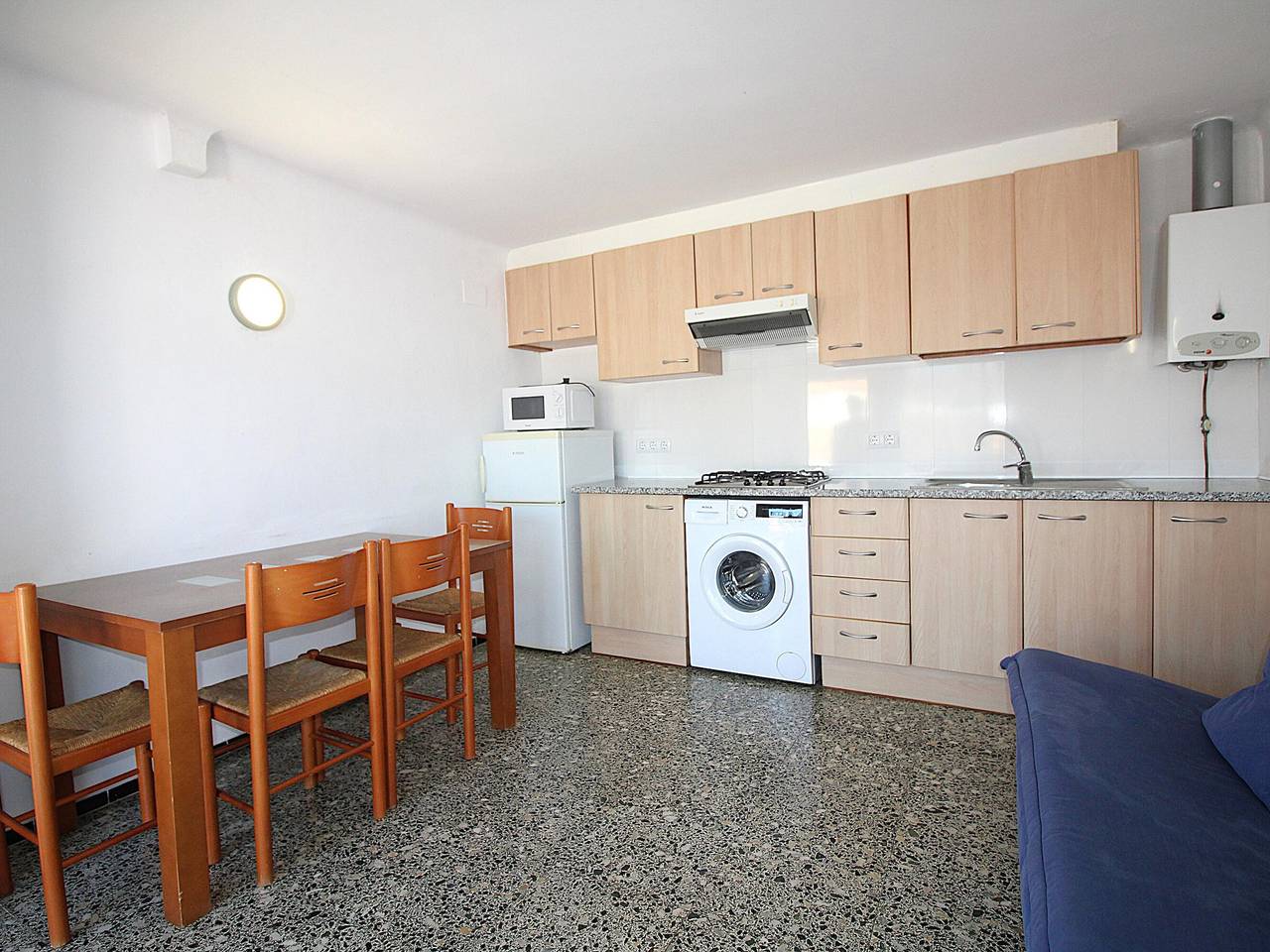 Ganze Wohnung, Penthouse centrique avec grande terrasse près de la plage, Tv, micro-ondes, machine à laver, Wifi in Llanca, Oberampurien