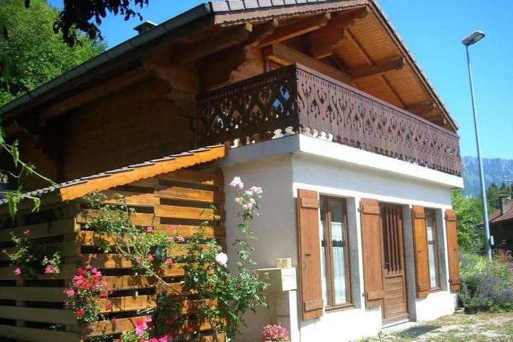 Gîte pour 4 personnes, avec terrasse et vue dans Féternes