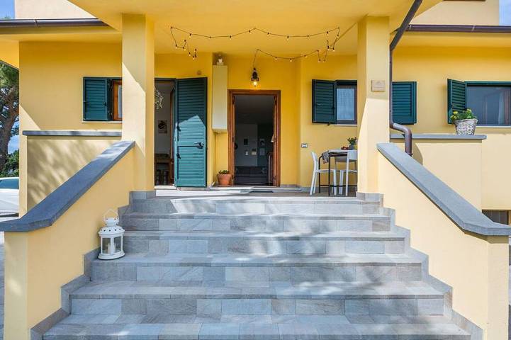 Ganze Wohnung, Angenehme Wohnung für 4 Gäste mit  W-Lan, TV, Terrasse, Haustiere erlaubt und Panoramablick in Rosignano Marittimo, Etruskische Küste
