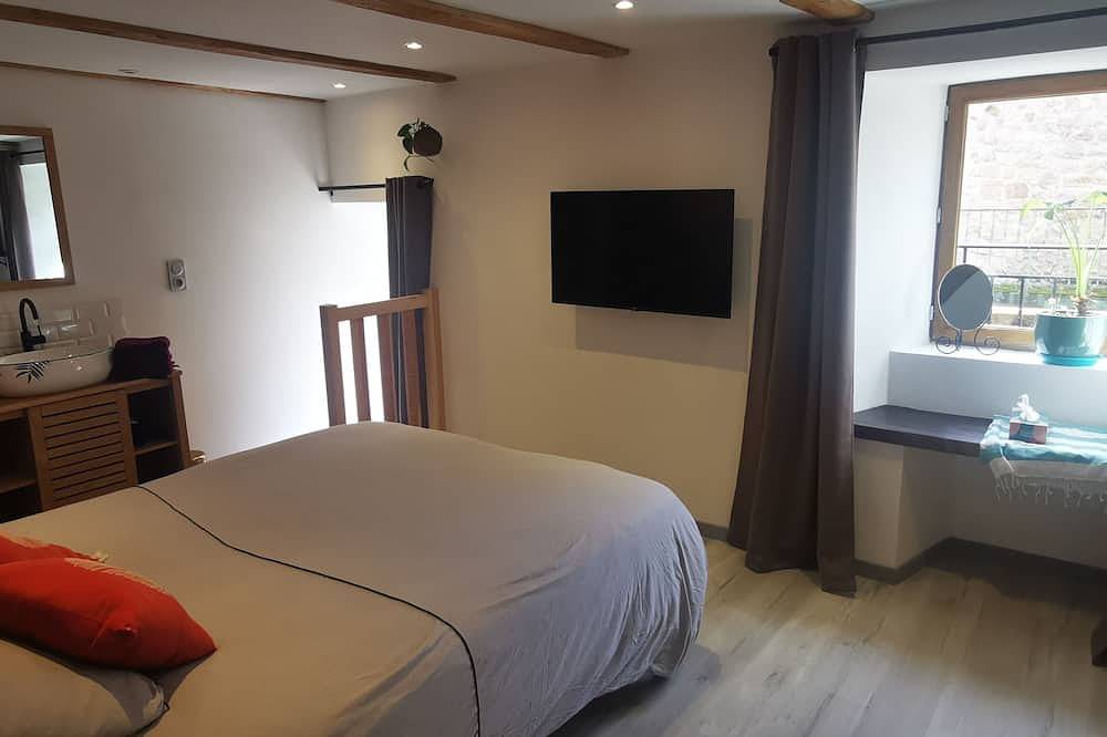 Etage entier dans ancienne ferme au cœur du village, 2 chambres et kitchenette in Saint-Martin-de-Valamas, Parc naturel régional des Monts d'Ardèche