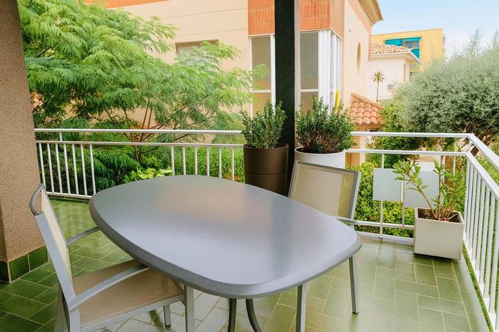 Apartamento para 5 personas, con jardín y piscina en Premiá de Mar