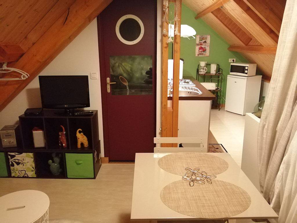 Studio entier, Location meublé saisonnier in Saint-Sauves-d'Auvergne, Parc naturel régional des Volcans d'Auvergne