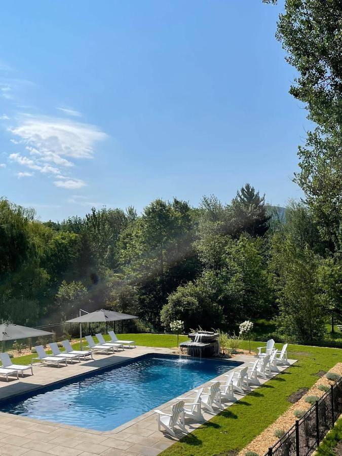 Location de vacances pour 10 personnes, avec jardin et jacuzzi ainsi que terrasse et piscine à Bromont - 2