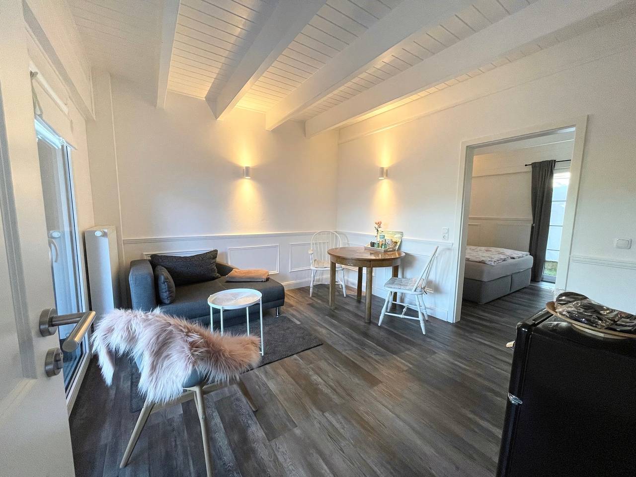 Ganze Ferienwohnung, Rosenhof-Lodge garden suite white in Hanerau-Hademarschen, Rendsburg-Eckernförde