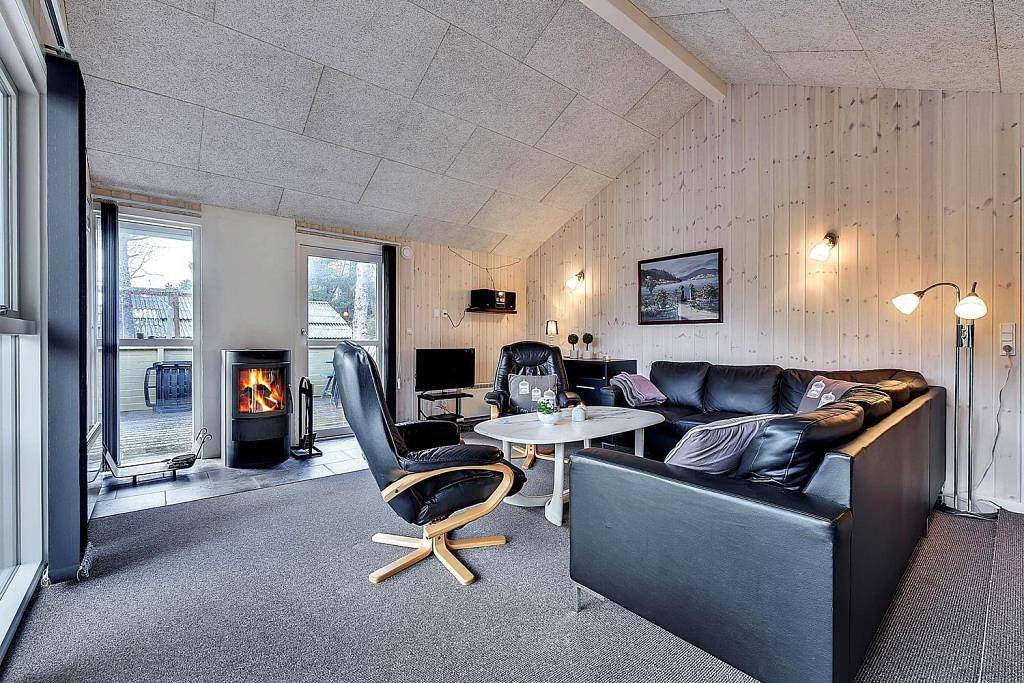 Ferienhaus in Henne Strand mit Sauna, Kaminofen und familienfreundlicher Ausstattung in Henne, Filsø See