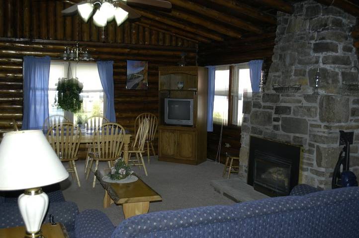 Log cabin for 6 people, with terrace and pool as well as garden in Lake George